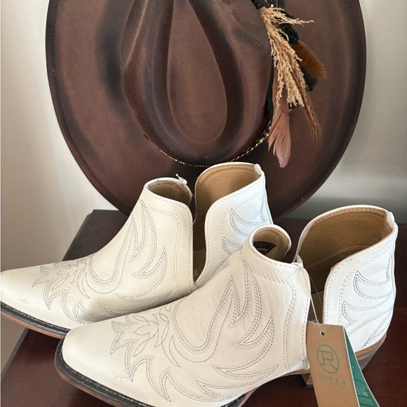 Roper Women's Cream Ankle Booties - Picture 1 of 4
